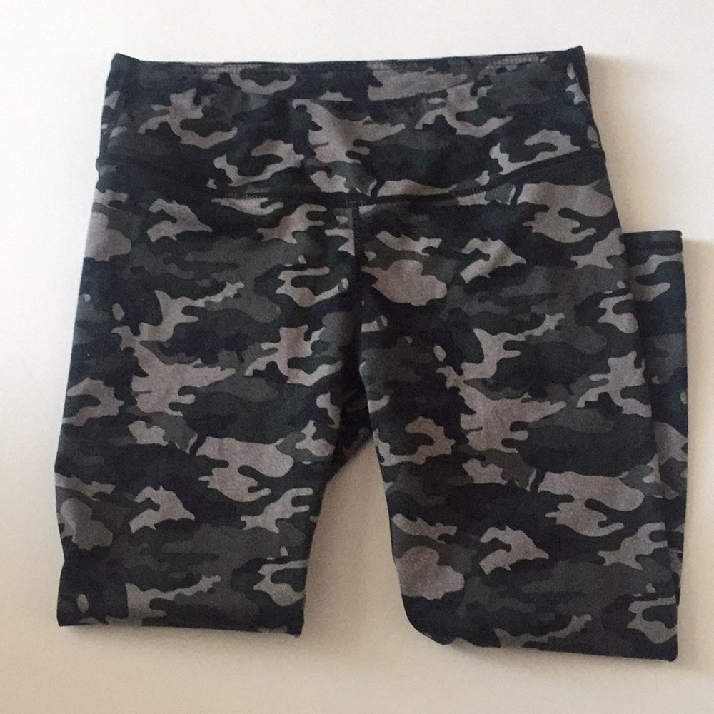 Fabletics camo print salar crops